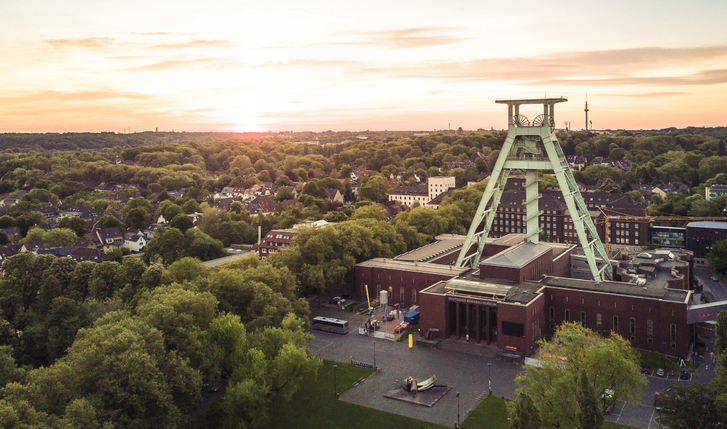 Luftbild von Bochum mit dem Förderturm des Deutschen Bergbau-Museums