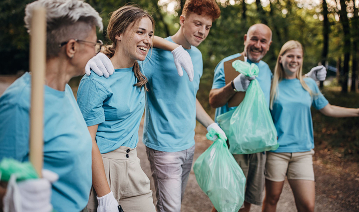 Ehrenamtliche sammeln gemeinsam Müll im Wald