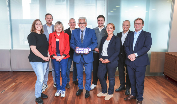 Gruppenfoto mehrerer Personen in Geschäftskleidung