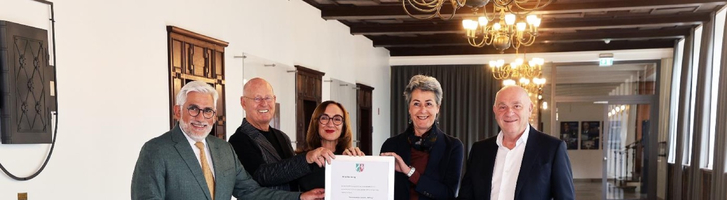 Gruppenfoto bei der Übergabe der Anerkennungsurkunde der Stiftung